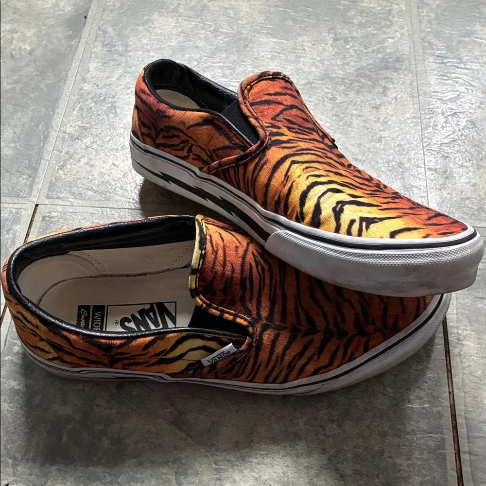 Vans Men's Orange Tiger Print Slip-On Sneakers. Logo BURN BRIGHT - Picture 4 of 6